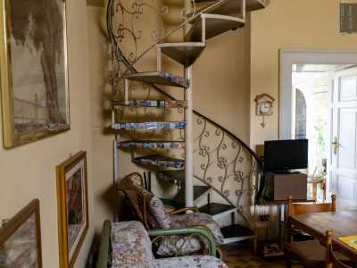 Particolare � anche la scala a chiocciola che conduce dal primo piano al terrazzo. � stata realizzata nel 1990 ma � in ferro battuto e riproduce esattamente l�originale di inizio 900 in stile Liberty